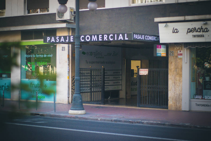 En la avenida Ramón y Cajal también existe un pasaje de uso comercial, que además sirve de entrada para diversas viviendas.