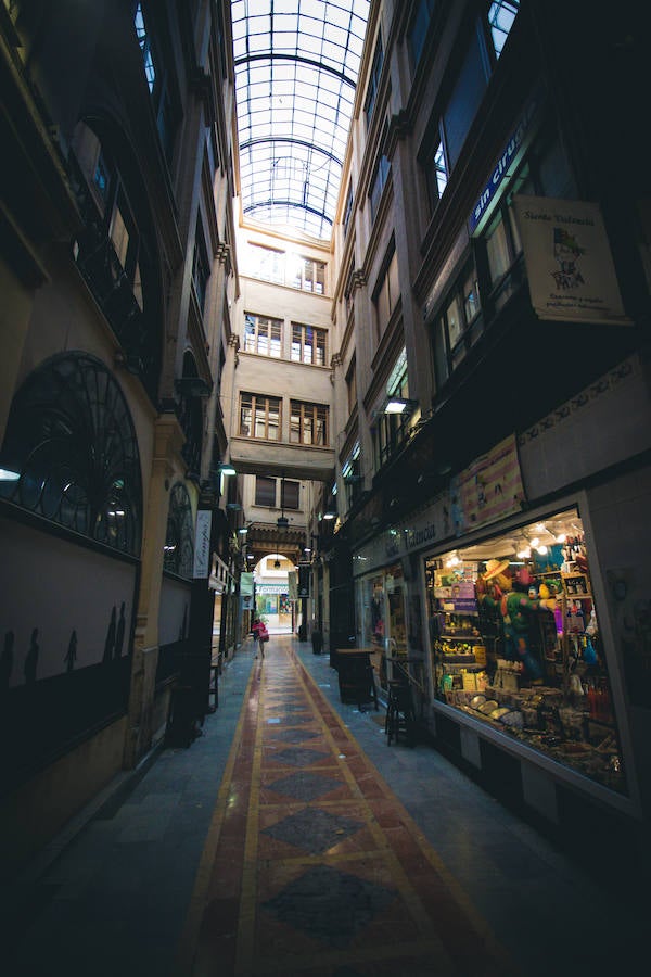 En su día albergó el Gran Hotel Ripalda o el Café Inglés. Hoy en día emplaza viviendas y negocios relacionados con productos valencianos en su mayoría. 