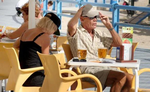 Turistas en una terraza en la playa.