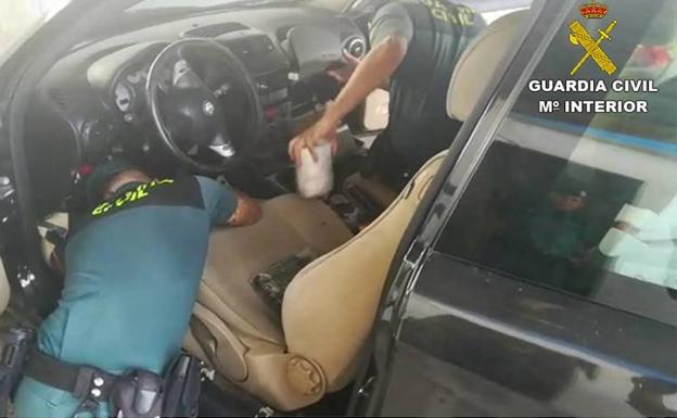 Efectivos de la Guardia Civil hallan la droga oculta en varios huecos del vehículo del arrestado 