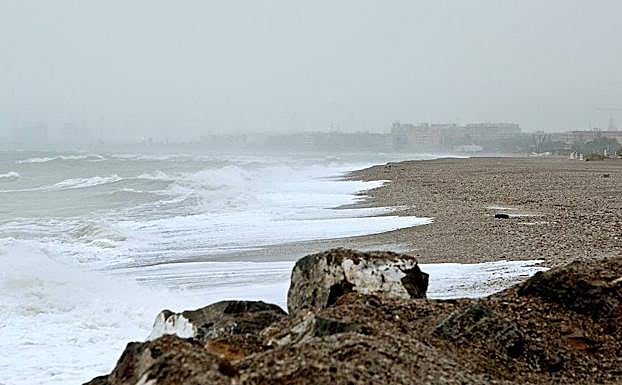 Aspecto de la playa de Canet d'en Berenguer durante un temporal. 