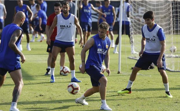 Medrán, entre Zaza y Carlos Soler en un entrenamiento.