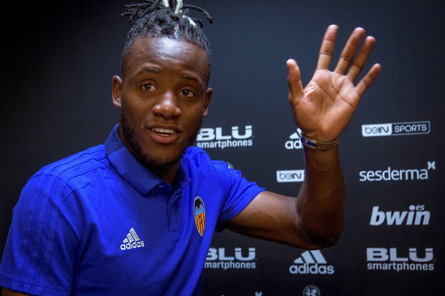 Fotos: Presentación de Batshuayi como nuevo jugador del Valencia CF