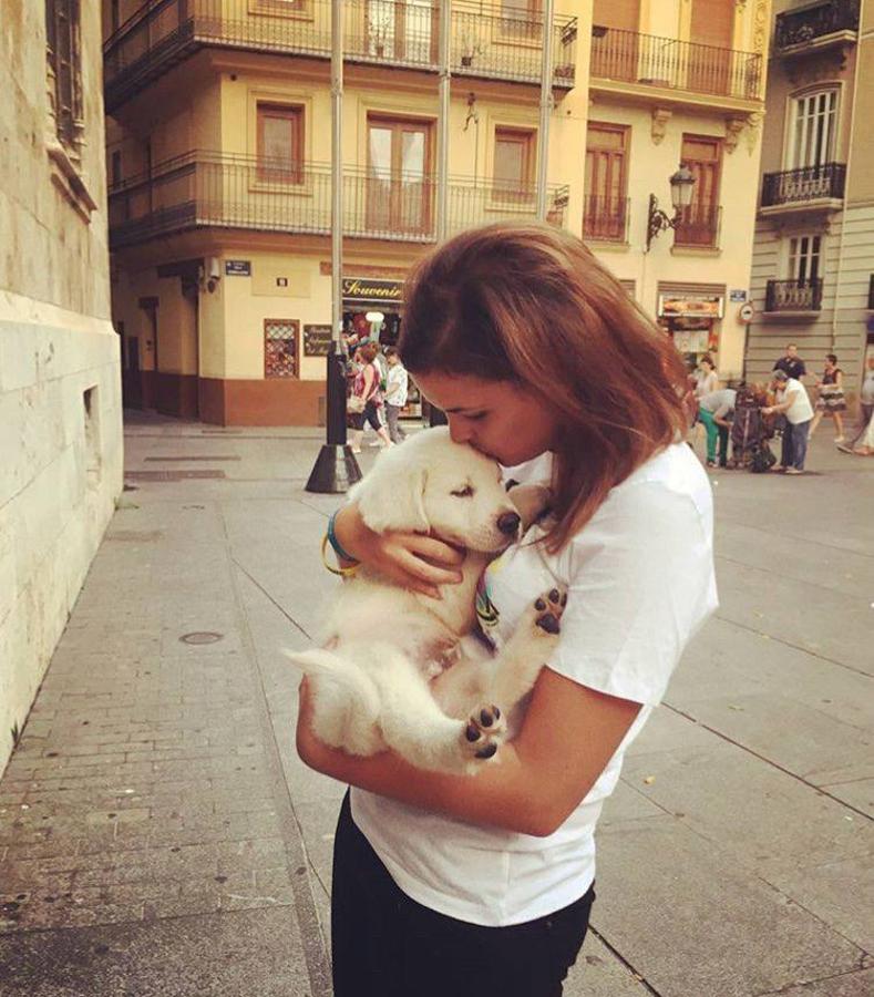 La primera teniente de alcalde en el Ayuntamiento de Valencia y portavoz socialista nos presenta a Pep, un Golden Retrevier que llegó a su vida gracias a su trabajo como concejala de Protección Ciudadana