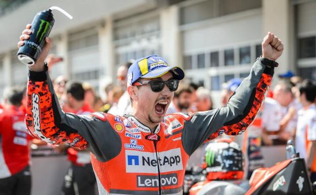 Jorge Lorenzo celebra su victoria en Austria.