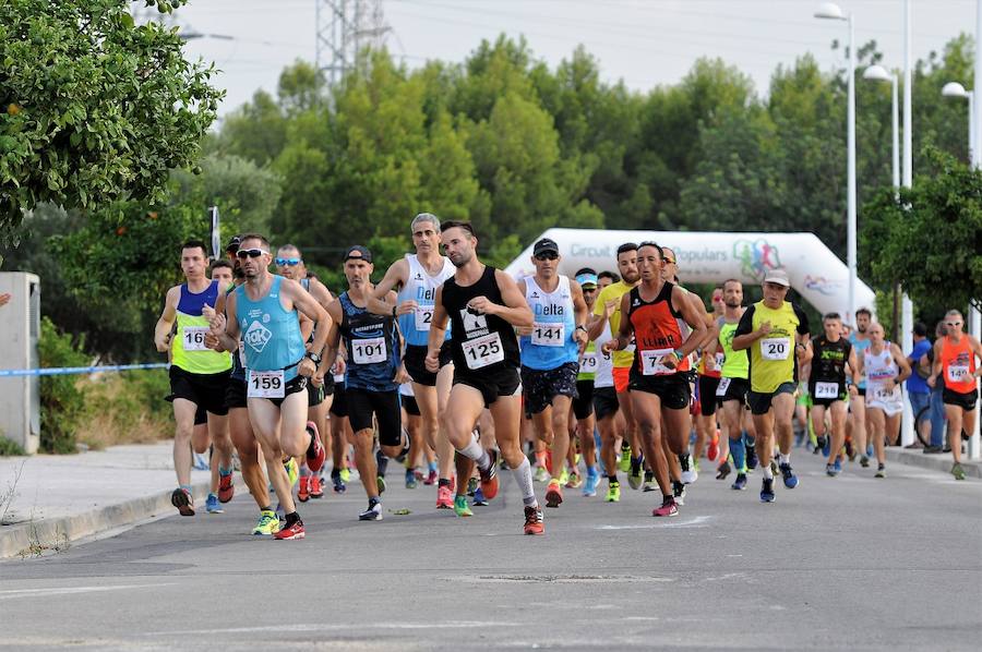 Más de 200 corredores completaron los 4,8 kilómetros del recorrido. Pablo González y Carolina Fauli resultaron vencedores sobre la meta situada en el campo de fútbol municipal de San Antonio de Benagéber.