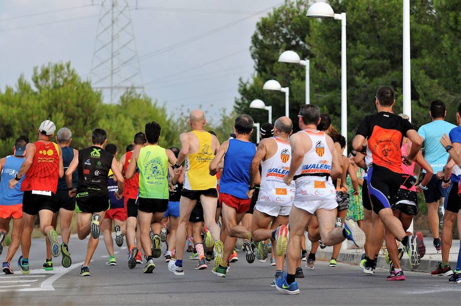 Más de 200 corredores completaron los 4,8 kilómetros del recorrido. Pablo González y Carolina Fauli resultaron vencedores sobre la meta situada en el campo de fútbol municipal de San Antonio de Benagéber.