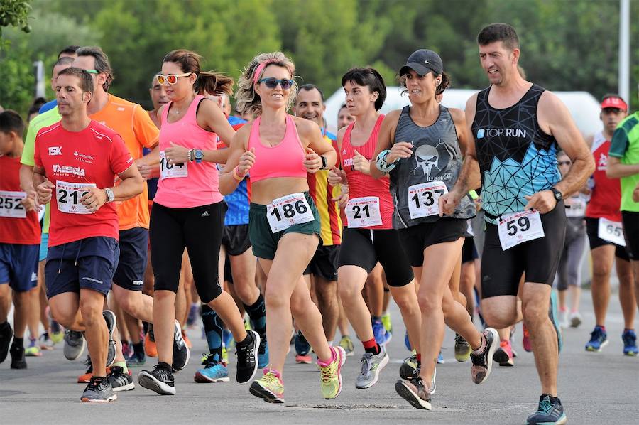 Más de 200 corredores completaron los 4,8 kilómetros del recorrido. Pablo González y Carolina Fauli resultaron vencedores sobre la meta situada en el campo de fútbol municipal de San Antonio de Benagéber.