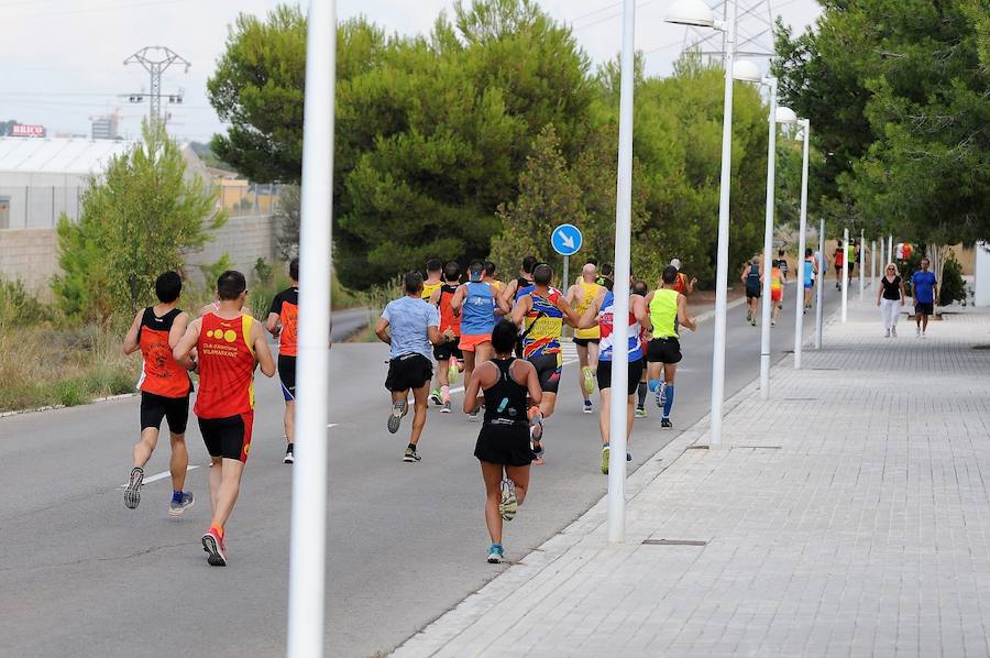 Más de 200 corredores completaron los 4,8 kilómetros del recorrido. Pablo González y Carolina Fauli resultaron vencedores sobre la meta situada en el campo de fútbol municipal de San Antonio de Benagéber.