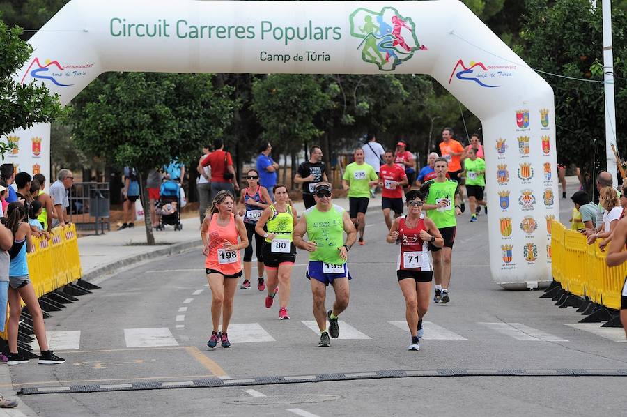 Más de 200 corredores completaron los 4,8 kilómetros del recorrido. Pablo González y Carolina Fauli resultaron vencedores sobre la meta situada en el campo de fútbol municipal de San Antonio de Benagéber.