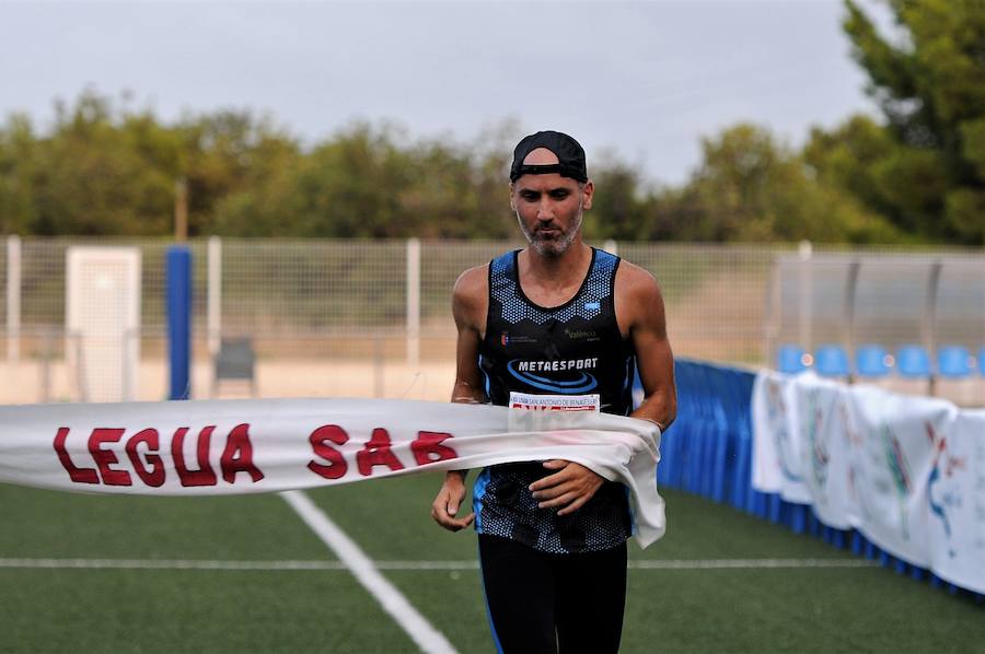 Más de 200 corredores completaron los 4,8 kilómetros del recorrido. Pablo González y Carolina Fauli resultaron vencedores sobre la meta situada en el campo de fútbol municipal de San Antonio de Benagéber.