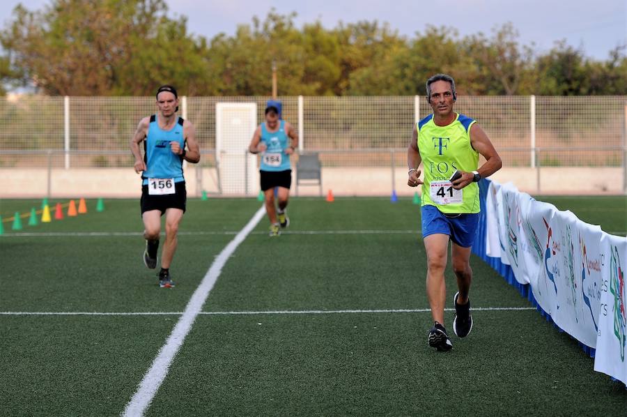 Más de 200 corredores completaron los 4,8 kilómetros del recorrido. Pablo González y Carolina Fauli resultaron vencedores sobre la meta situada en el campo de fútbol municipal de San Antonio de Benagéber.