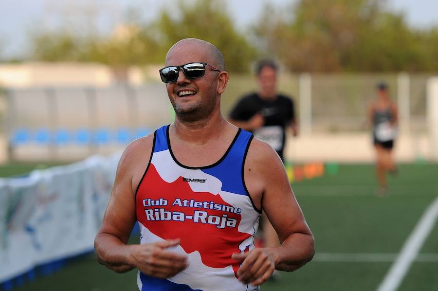 Más de 200 corredores completaron los 4,8 kilómetros del recorrido. Pablo González y Carolina Fauli resultaron vencedores sobre la meta situada en el campo de fútbol municipal de San Antonio de Benagéber.