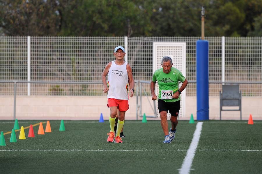 Más de 200 corredores completaron los 4,8 kilómetros del recorrido. Pablo González y Carolina Fauli resultaron vencedores sobre la meta situada en el campo de fútbol municipal de San Antonio de Benagéber.