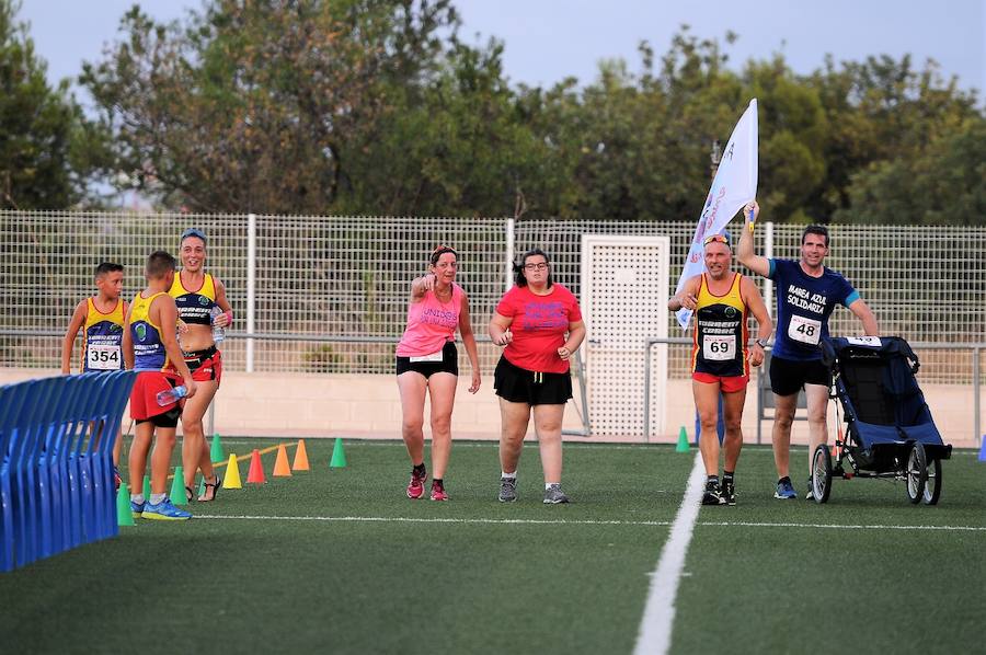 Más de 200 corredores completaron los 4,8 kilómetros del recorrido. Pablo González y Carolina Fauli resultaron vencedores sobre la meta situada en el campo de fútbol municipal de San Antonio de Benagéber.