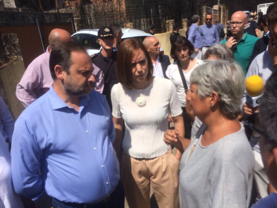 El ministro de Fomento, José Luis Ábalos, increpado por un grupo de vecinos de Gandia durante su visita a la zona afectada por el incendio de Llutxent 