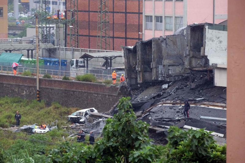 Numeros vehículos se han precipitado al vacío tras el derrumbe de la infraestructura