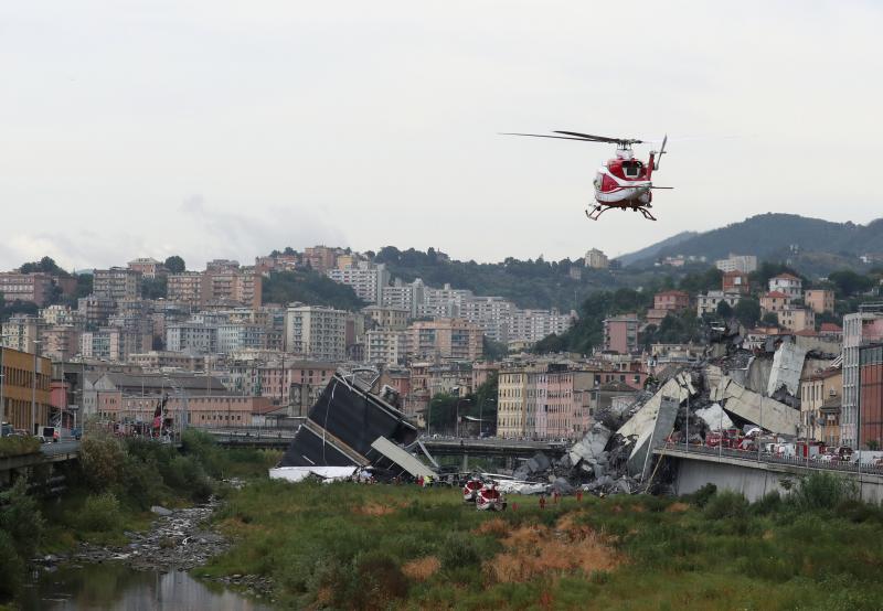 Numeros vehículos se han precipitado al vacío tras el derrumbe de la infraestructura