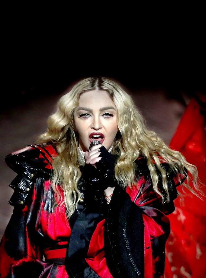 Sus letras han formado parte de nuestra vida y algunas de sus canciones -como Music (2000) o 'Hung Up' (2005)- nos hicieron bailar a todos. Madonna ha cumplido 60 años y lo ha hecho en lo más alto de su carrera. Con una llarga trayectoria a sus espaldas, la estrella del pop (y empresaria) se ha convertido, además de en un todo un referente musical, en una abanderada de la liberación sexual.