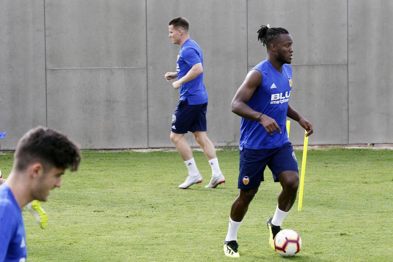 Marcelino ya trabaja con Batshuayi y Gameiro. Los dos últimos futbolistas en llegar a Valencia, el belga aterrizó en Manises el sábado mientras el francés lo hizo el domingo, trabajan en Paterna en la primera sesión de la semana. Ambos llegan en buen estado de forma y ya piensan en estrenar la elástica del centenario el lunes ante el Atlético.