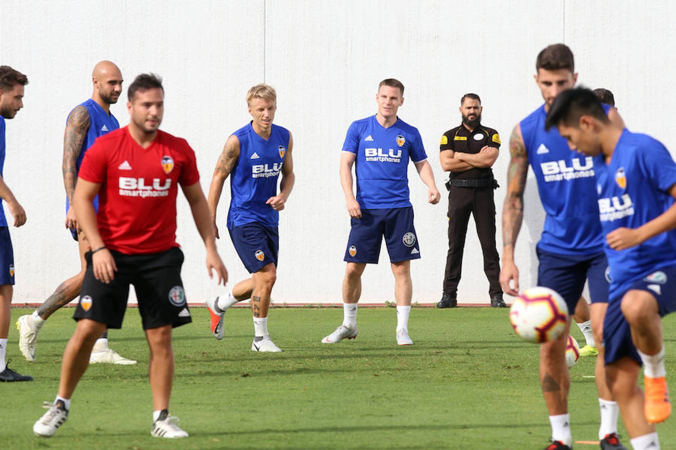 Marcelino ya trabaja con Batshuayi y Gameiro. Los dos últimos futbolistas en llegar a Valencia, el belga aterrizó en Manises el sábado mientras el francés lo hizo el domingo, trabajan en Paterna en la primera sesión de la semana. Ambos llegan en buen estado de forma y ya piensan en estrenar la elástica del centenario el lunes ante el Atlético.