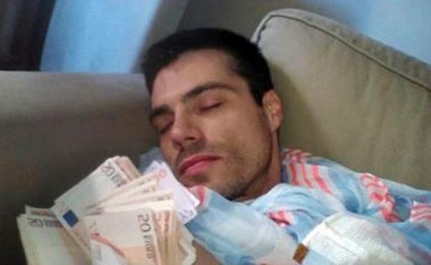 Cavallé duerme en un sofá con varios billetes de 50 euros.