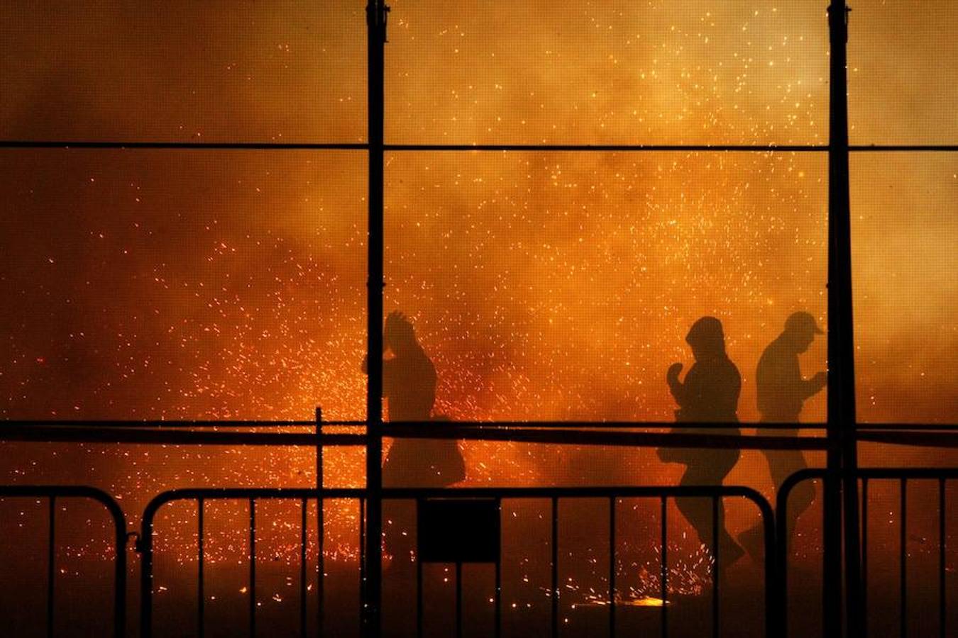 El espectáculo pirotécnico de la Nit de l'Albà ha llendo esta noche de sonido, luz y color el cielo de Elche con más de 64.000 cohetes y 450 palmeras que se disparan desde diferentes puntos de la ciudad.