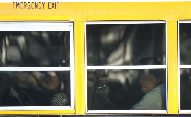 Alumnos en un autobús escolar.