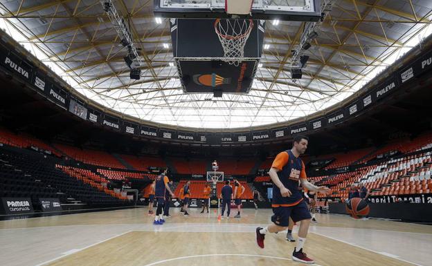 Algunos jugadores del Valencia Basket en un entrenamiento la pasada temporada.