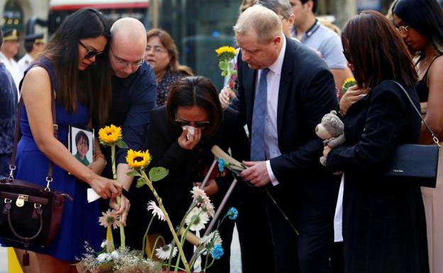 Torra utiliza el homenaje a las víctimas del 17-A para reivindicar con gestos el 'procés'