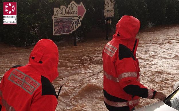 Los bomberos, en el momento del rescate. 