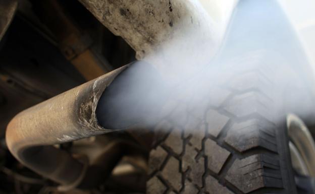 Emisión de contaminantes por un tubo de escape de un vehículo de gasóil