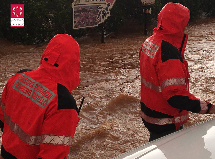 Rescate de vehículos y personas atrapadas por la lluvia en el sur de Castellón.