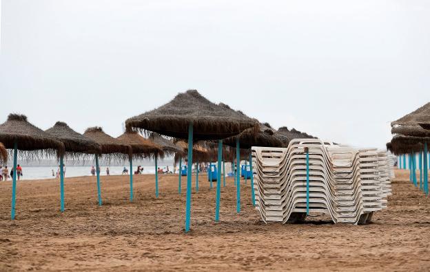 Aspecto que presentaba ayer la playa de la Malvarrosa, con escasos bañistas. 