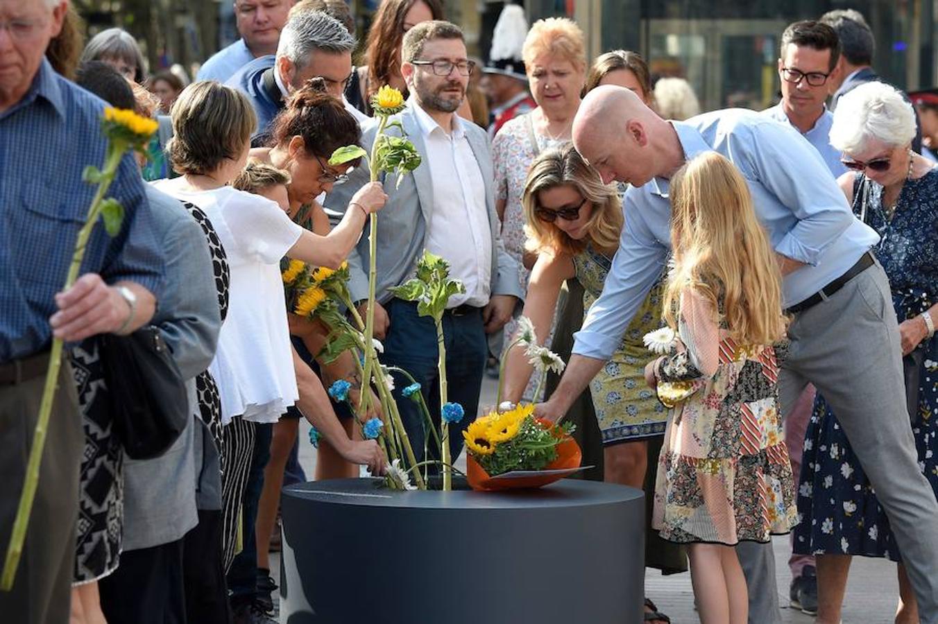 Barcelona recuerda a las víctimas de los atentados de Las Ramblas y Cambrils un año después.