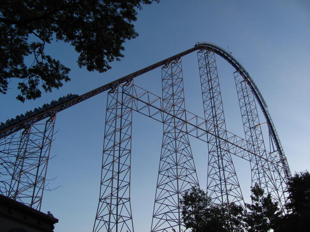 6. Millenium Force. 94 metros de altura, esta es la increíble cifra de la montaña rusa Millenium Force en Cedar Point, Ohio, Estados Unidos, un parque que se posiciona con dos atracciones en esta lista.