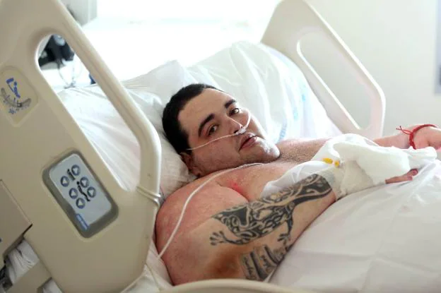 Teófilo Rodríguez, ayer por la mañana, postrado en su cama del Hospital de Manises. 