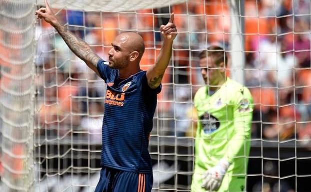 Simone Zaza celebra un gol que anotó en Mestalla frente al Deportivo. 