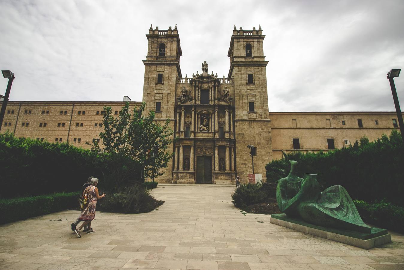 El monasterio de San Miguel de los Reyes es una joya del patrimonio valenciano. Su orígenes se remontan a 1381, cuando, sobre la antigua alquería musulmana de Rascaña, los abades de Santa María de la Valldigna fundaron un pequeño monasterio cisterciense llamado San Bernat de Rascanya, que actualmente es la zona norte del monumento.