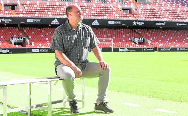 Fernando admira el Estadio de Mestalla, donde fue un ídolo para los aficionados.