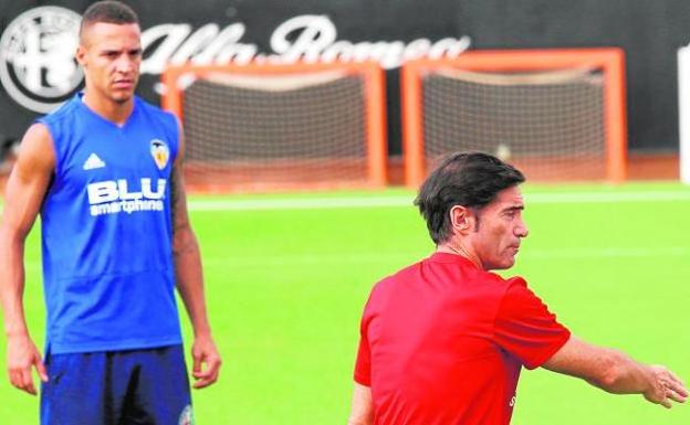 Rodrigo, al fondo, sigue las instrucciones de Marcelino. 