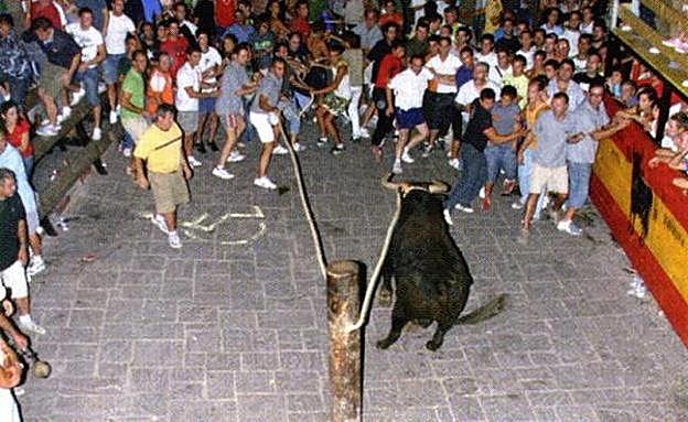 Un hombre, corneado en los bous de Náquera