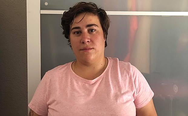 Imagen principal - La joven expulsada de la piscina por llevar un &#039;bañador de pata&#039;: «Me trataron como a una delincuente»