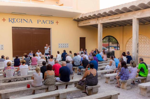 La asamblea anual de vecinos de Les Deveses, en la que se expusieron los problemas en la zona. 