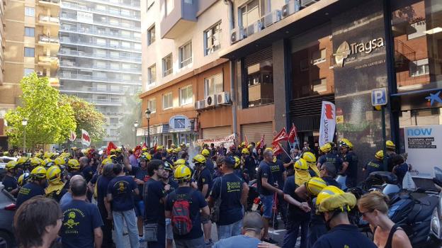 Los bomberos forestales se manifiestan ante la empresa Tragsa. 