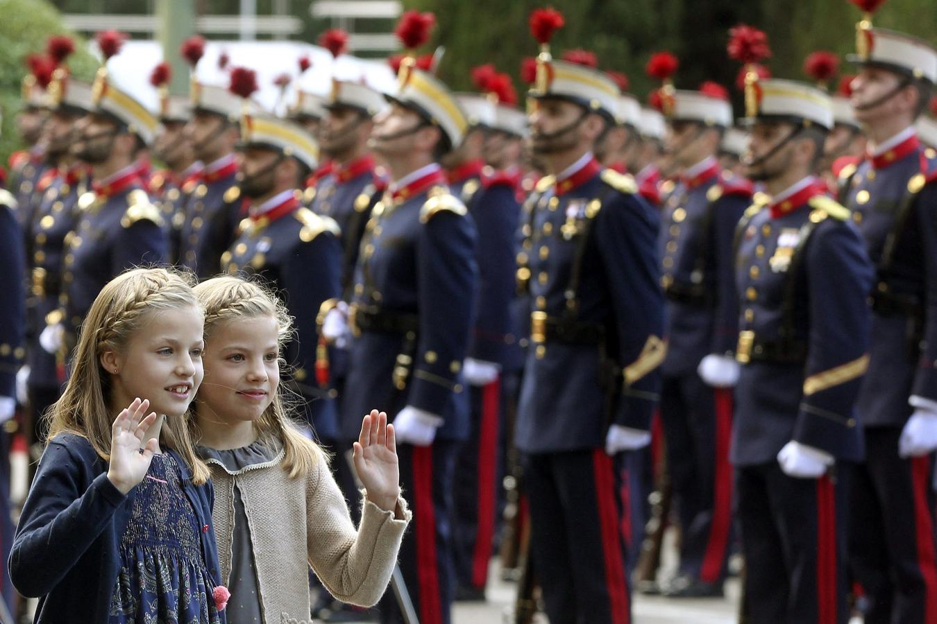 A pesar de utilizar diferentes vestidos, la princesa Leonor lleva siempre el mismo estilo de peinado. Trenzas de espiga y de raíz combinadas con trozos de pelo suelto, que le recogen el cabello. La princesa de doce años, al igual que su hermana la infanta Sofía, tiene el pelo muy fino, por lo que las trenzas son una buena opción para tener siempre una imagen perfecta.