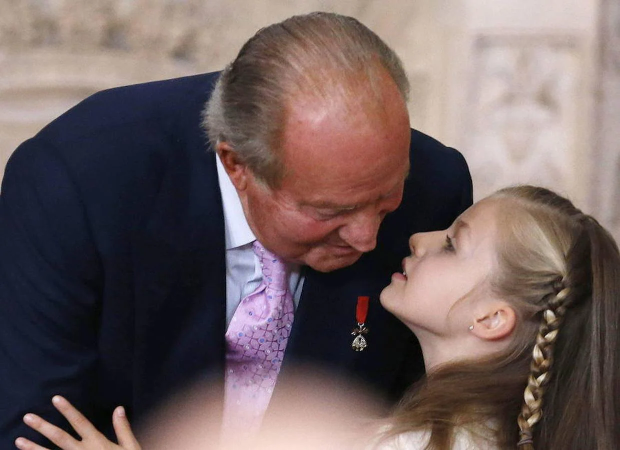 A pesar de utilizar diferentes vestidos, la princesa Leonor lleva siempre el mismo estilo de peinado. Trenzas de espiga y de raíz combinadas con trozos de pelo suelto, que le recogen el cabello. La princesa de doce años, al igual que su hermana la infanta Sofía, tiene el pelo muy fino, por lo que las trenzas son una buena opción para tener siempre una imagen perfecta.