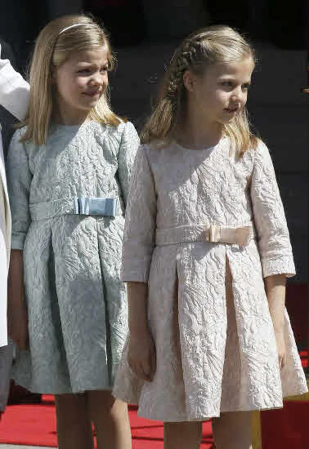 A pesar de utilizar diferentes vestidos, la princesa Leonor lleva siempre el mismo estilo de peinado. Trenzas de espiga y de raíz combinadas con trozos de pelo suelto, que le recogen el cabello. La princesa de doce años, al igual que su hermana la infanta Sofía, tiene el pelo muy fino, por lo que las trenzas son una buena opción para tener siempre una imagen perfecta.