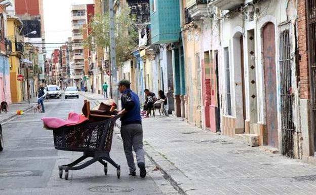 Calle Progreso, junto al cruce con Amparo Guillem, uno de los puntos más degradados del Cabanyal.