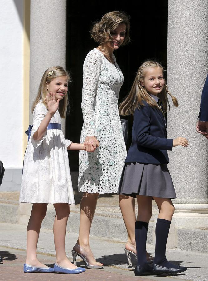 A pesar de utilizar diferentes vestidos, la princesa Leonor lleva siempre el mismo estilo de peinado. Trenzas de espiga y de raíz combinadas con trozos de pelo suelto, que le recogen el cabello. La princesa de doce años, al igual que su hermana la infanta Sofía, tiene el pelo muy fino, por lo que las trenzas son una buena opción para tener siempre una imagen perfecta.